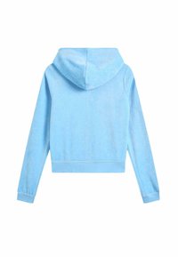 Hanorac scurt din țesătură moale, albastru deschis, cu glugă și mâneci lungi. Textura este fină, cu un finisaj uniform și fără elemente vizibile de prindere.