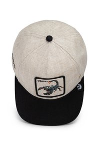 Gorra con una corona texturizada de color beige claro y una visera negra. Presenta un gráfico bordado de un escorpión en un parche cuadrado con la palabra "MORTAL".