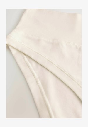 Balts kokvilnas apakšveļas gabals ar gludu tekstūru, elastīgu jostu un tīrām šuvēm. Ar minimālistisku dizainu un bezšuvju malām.