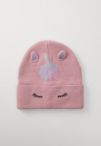 Chapeau en tricot rose avec une corne de licorne et des oreilles, motif de crinière violette et yeux fermés brodés sur le bord replié.