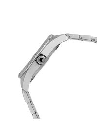 Orologio in metallo argentato con una lunetta testurizzata, corona laterale e bracciale a maglie. Presenta un design elegante e moderno con una finitura lucida.