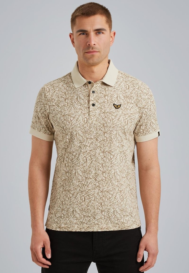 Polo beige con un motivo astratto marrone, maniche corte, colletto a contrasto e un piccolo logo ricamato sul petto.