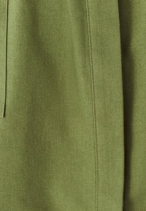 Olive zaļas krāsas audums ar gludu tekstūru, uz vienas puses ar šuvju detaļām. Materiāls izskatās viegls un elpojošs.