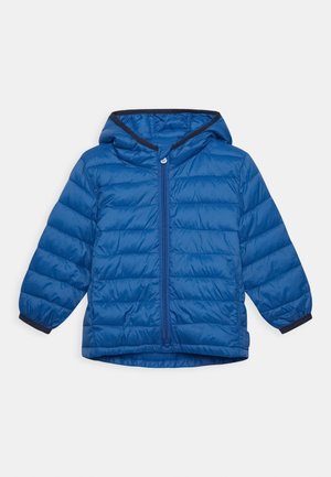 Modrá péřová bunda na zip s kapucí. Má vodorovný prošev, elastické manžety a kontrastní tmavě modrý lem.