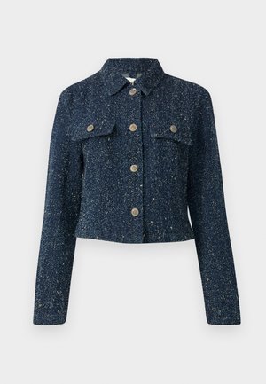 Mørkeblå kort jakke laget av teksturert stoff med knapper i sølvfarge og to frontlommer. Har krage.