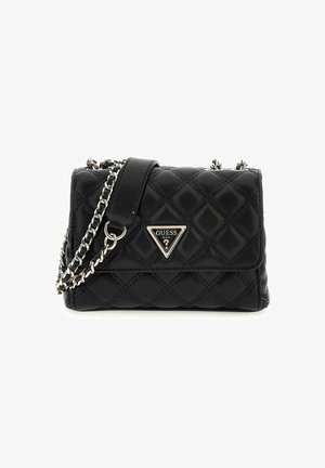 Sac à main noir matelassé avec un extérieur en cuir, une bandoulière en chaîne argentée et une plaque logo triangulaire à l'avant. Forme rectangulaire compacte.