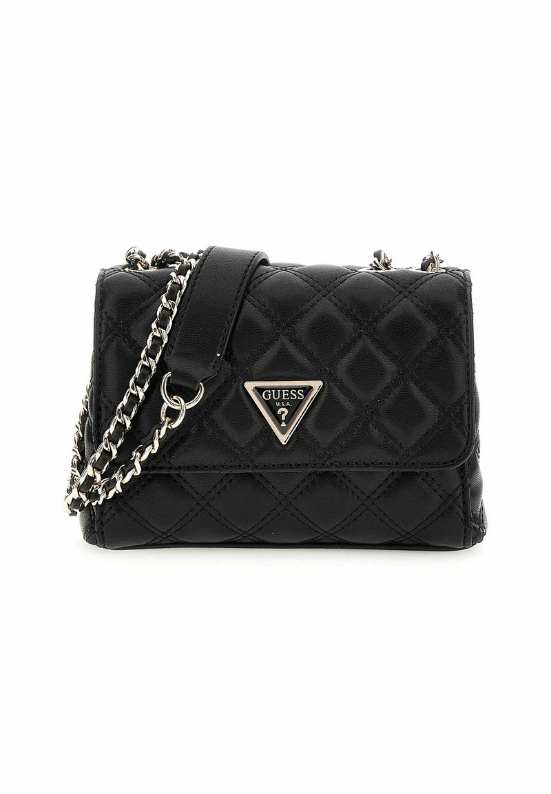 Sac à main noir matelassé avec un extérieur en cuir, une bandoulière en chaîne argentée et une plaque logo triangulaire à l'avant. Forme rectangulaire compacte.