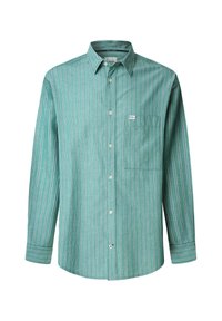 Camicia button-up a righe verdi con maniche lunghe, linee verticali azzurro chiaro e bianche, una tasca sul petto e un piccolo logo del marchio.