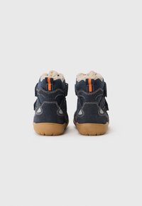 Navyblaue High-Top-Schuhe mit grauem Wildleder- und Mesh-Obermaterial, weißer Naht, orangefarbenen Streifen und beigefarbenen Gummisohlen.