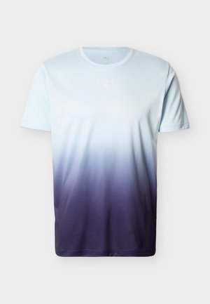 Lys blå til mørk lilla ombré kortermet sport T-skjorte med rund hals og små hvite "HYROX"- og Puma-logoer på brystet.