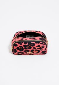 Bolso de cosméticos con estampado de leopardo rosa, cierre de cremallera, detalles en negro, herrajes dorados y una etiqueta interior. Forma rectangular compacta.