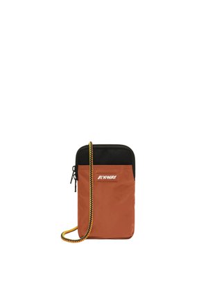 Pequeño bolso bandolera rectangular marrón y negro con correa trenzada amarilla y negra y logo de K-Way en el bolsillo delantero.