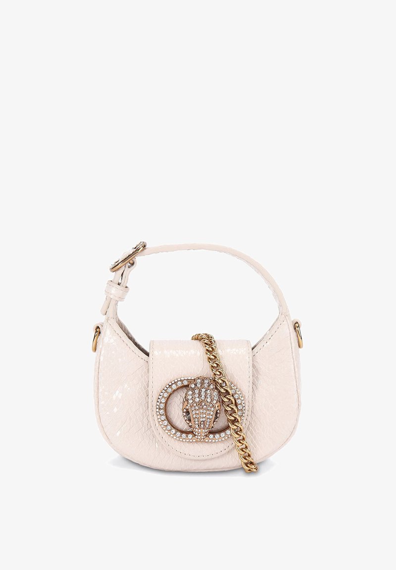Borsa bianca texturizzata con manico a catena dorata, dotata di un'applicazione circolare con strass davanti. Forma arrotondata.