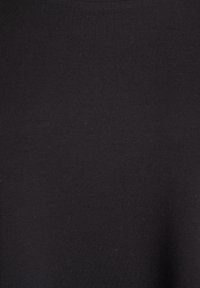 Juodas trumpomis rankovėmis viršus, pagamintas iš lygios, elastingos medžiagos. Turi apvalų iškirpimą ir paprastą, minimalistinį dizainą be raštų.