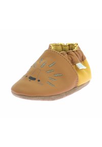 Chaussons en cuir pour bébé de couleur marron avec un design de visage de lion, présentant un talon jaune et une semelle en caoutchouc texturé. Col élastiqué pour un bon ajustement.