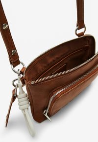 Borsa a tracolla in pelle marrone con cerniere argentate, numerosi scomparti, una finitura texturizzata e una tracolla regolabile con accessori argentati.