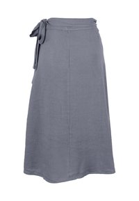 Grijze linnen wikkelrok met een gestrikt taille, met een vloeiende uitstraling en een zachte textuur, die tot halverwege de kuit reikt met een subtiele draping.