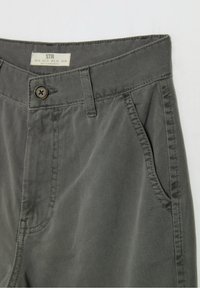 Grijze katoenbroek met een knoopsluiting, ceintuurlussen en zijzakken. Geverfde stof met een gladde afwerking en zichtbare stikseldetails.