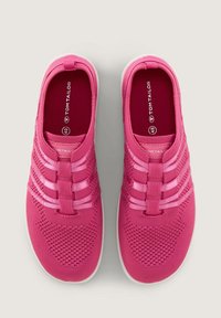 Sneakers slip-on rosa con tessuto a maglia testurizzato, cinturini elastici e suole in gomma bianca. L'interno presenta una soletta rossa a contrasto.