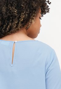 ONLY Carmakoma CARVICA LIFE NOOS - Bluse - light blue
