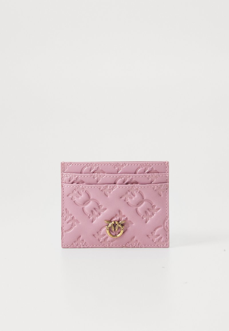 Tarjetero de cuero rosa con diseño en relieve, que presenta un acento de logo dorado. Incluye múltiples ranuras para tarjetas en un lado.