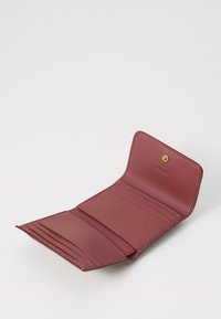 COACH MILA SMALL FLAP WALLET IN SIGNATURE CANVAS - Peněženka - tan