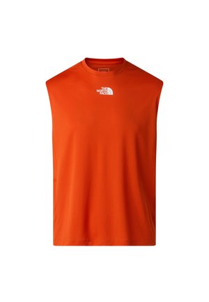 Oranžové sportovní tílko z hladké látky, s bílým logem na horní části hrudi a kulatým výstřihem.