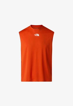 Oranje mouwloos sportshirt gemaakt van gladde stof, met een wit logo op de bovenborst en een ronde hals.