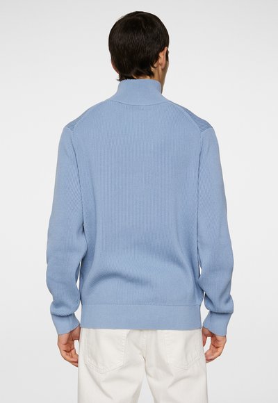 Heller blauer gerippter Pullover mit hohem Kragen, langen Ärmeln und strukturierter Oberfläche. Einfaches Design, leichtes Material.