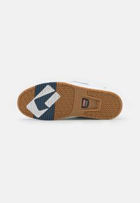 Globe SABRE - Trainers - white/blue