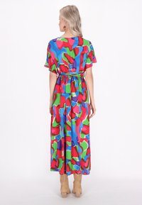 Rochie maxi cu un model abstract multicolor vibrant. Fabricată dintr-un material ușor, cu mâneci scurte și o talie strânsă cu un brâu.