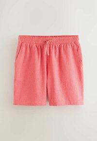 Shorts à taille élastique rouge et rose à carreaux avec poches avant et lien noué sur fond blanc.