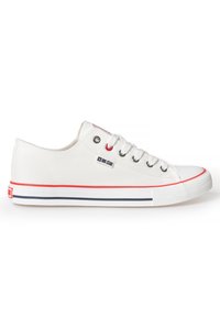 Weiße Leinenschuhe mit roten und blauen Akzenten. Klassisches Low-Top-Design mit sechs Ösen, einer Gummikappe und strukturierten Seitenpanelen.