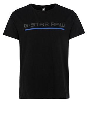 Czarny t-shirt z krótkim rękawem i okrągłym dekoltem, z szarym napisem „G-STAR RAW” i niebieską zakrzywioną linią poniżej z przodu.