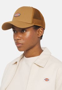 Dickies HANSTON TRUCKER UNISEX - Gorra - brown duck