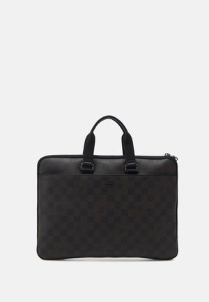 Malette à carreaux marron avec des accents en cuir noir, fermeture à zip, poignées supérieures et logo embossé sur le devant. Texture lisse.