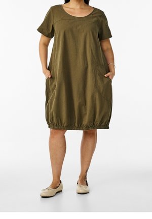 Robe courte à manches courtes vert olive avec un col rond, un ourlet froncé et des poches latérales, fabriquée dans un tissu léger à la texture lisse.