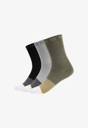 Drei Paar gerippte Crew-Socken in Schwarz, Grau und Olivgrün mit weißen Zehen und dezenter Markenkennzeichnung an den Bündchen.