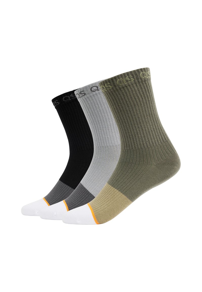 Drei Paar gerippte Crew-Socken in Schwarz, Grau und Olivgrün mit weißen Zehen und dezenter Markenkennzeichnung an den Bündchen.