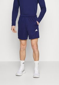 Șorturi atletice de culoare bleumarin, confecționate dintr-un material ușor, având o brâu elastic, buzunare laterale și un logo alb Adidas pe piciorul stâng.