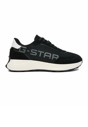 Czarno-biała tenisówka z grubą białą podeszwą, czarną siateczkową cholewką, akcentami z zamszu oraz logo "G-STAR" po bokach.