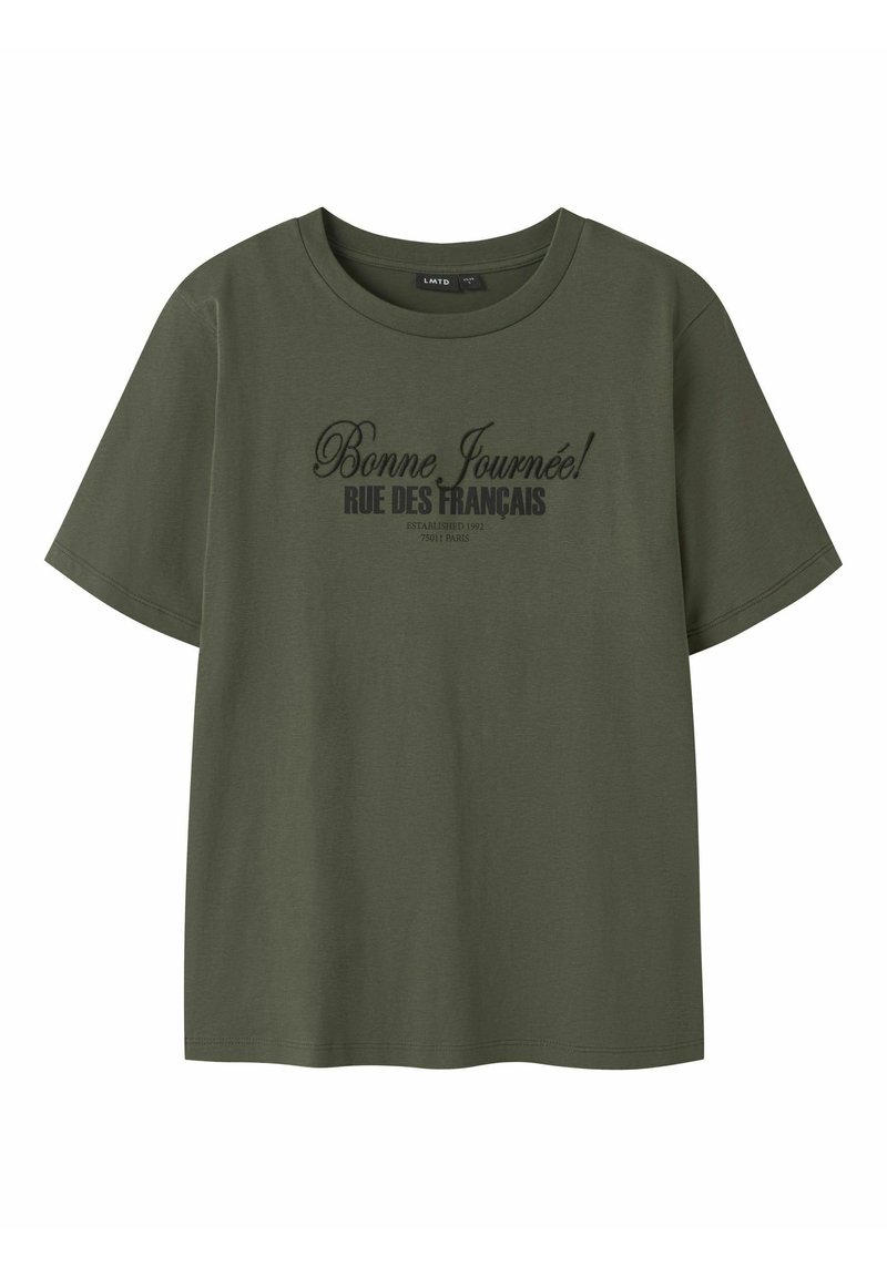 Olijfgroene katoenen T-shirt met een ronde halslijn. Bevat zwarte bedrukte tekst: "Bonne Journée! RUE DES FRANÇAIS" en oprichtingsdetails.