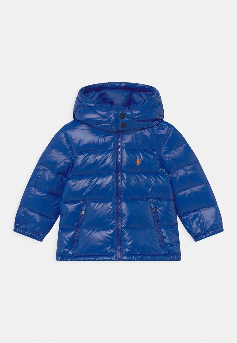 Veste en duvet bleue avec une finition brillante, capuche, fermeture à glissière à l'avant, deux poches latérales et un petit logo sur la poitrine. Design matelassé.