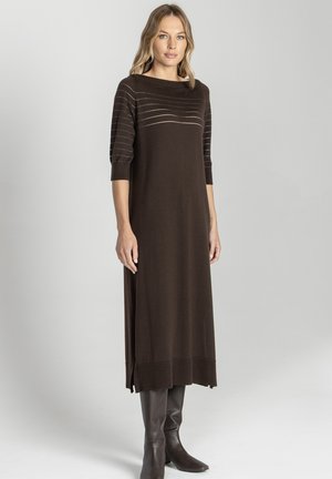 Brązowa sukienka dziana z rękawami do połowy łokcia, z poziomymi teksturowanymi paskami przy dekolcie i rozcięciami po bokach na dole.