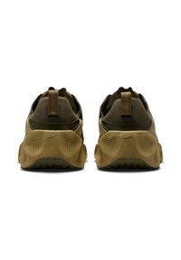 Tummanoliivinvihreät urheilukengät, joissa on teksturoidut kumipohjat, pyöristetyt takakappaleet ja selkeä kantalenkki helppoa pukemista varten. Nike-brändäys näkyvissä.