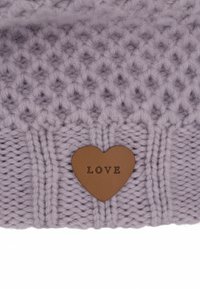 Cappellino lavorato a maglia color lavanda con motivo strutturato, con etichetta a forma di cuore in pelle marrone impresso con la scritta "LOVE" nella parte frontale.