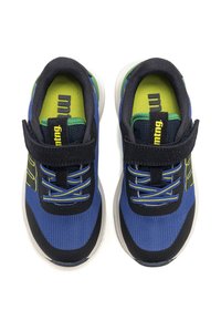 Scarpe sportive blu e nere con parte superiore in rete, accenti giallo-verdi, lacci elasticizzati e chiusura con cinturino in Velcro. Suola morbida e imbottita.