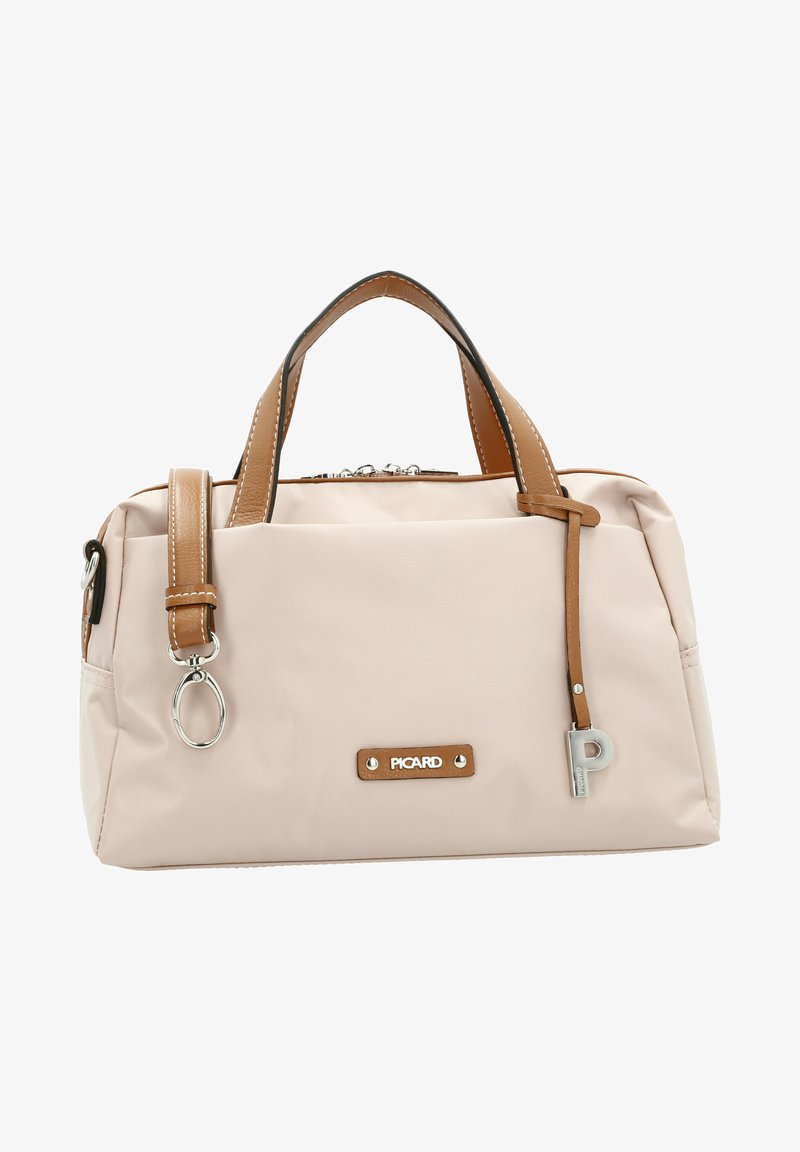 Beige nylon handtas met bruin leren accenten, dubbele bovenhandgrepen en een afneembare schouderriem. Beschikt over een zilveren logo plaat en een sleutelhanger.