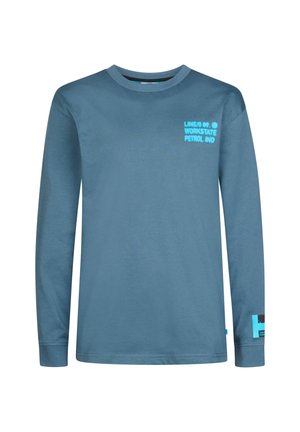 Blauw shirt met lange mouwen en ronde hals met kleine felblauwe tekst op de linkerborst en mouwboord.