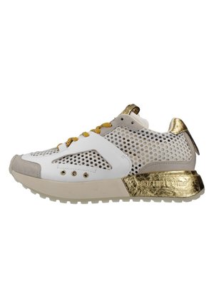 Sneaker bianco e beige con dettagli dorati, tomaia in mesh a nido d’ape, suola beige e lacci gialli, mostrato di profilo su sfondo bianco.